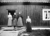 Från vänster står Josefina Eriksson, Valdeborg Johansson, Maria Eriksson och Anna Carlsson vid Olas stuga 1907 - 1910.
Text på baksidan av fotot: 