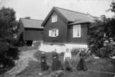 Från vänster står Anna Carlsson (1872-1955), Maria Eriksson (1840-1925), Valdeborg Johansson (1891-1970) och Josefina Eriksson (1856-1928) framför Olas stuga 1910-tal. Anna arbetade som piga i stugan.
Text på baksidan av fotot: 