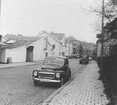 Frölundagatan (nuvarande Brogatan) innan 1967. Till vänster Fässbergs trävarufirma.