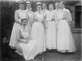 Personal utanför sjukstugan, 1909. Fr.v. Hilma Kjellberg, Julia Karlsson, Elin Hedberg, Hedvig Lundin, Alma Johansson, Ingeborg Horss, Ebba Svedberg. Längst 
fram på huk sitter Maria Bengtsson.