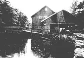 Ålgårdsbacka kvarn, okänt årtal. Sågverket ses i förgrunden och kvarnen bakom. Det kallades i äldre tid i Lindome för 