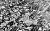 Från vänster förgrund bebyggelsen runt parken Vängåvan, kv Proserpina, kv Pan,kv Olympen. Bebyggelsen runt Stora torget från vänster kv Rätten, kv Stadshuset kv Nyttan (Hirschska huset), kv Hälsan, kv Försöket. I bakgrunden längs Skolhusallèn Gustav Adolfsskolan, Hedbergska skolan och Gustav Adolfskyrkan. Till höger Selångersån och Storbron. Text på vykortet 