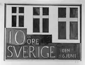 Ej realiserade förslag till frimärke Svenska flaggans dag, utgivet 6/6 1955. Två stycken olika frimärken utgivna till 50-årsminnet av den nya ljusare flaggan som ej har unionsmärke. Konstnär: Götrik Örtenholm. Foton 30/5 1967. Alt. I. andra ex. 10 öre. Valör 10 öre.