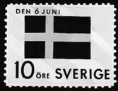 Ej realiserade förslag till frimärke Svenska flaggans dag, utgivet 6/6 1955. Två stycken olika frimärken utgivna till 50-årsminnet av den nya ljusare flaggan som ej har unionsmärke. Konstnär: Tage Hedström. Alt. II. andra ex. 10 öre.
Valör 10 öre.