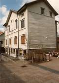 Frölundagatan 4, maj 1986. Hansson skobutik i bottenvåningen var välkänd. Huset hade tidigare hyst Baptistkyrkan Betania samt Nicklassons charkuteri.