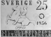 Frimärksförlaga till frimärket XVI Olympiadens Ryttartävlingar 16/4 1956. Märke till OS i Stockholm 1956, som hölls på Ryttarstadium. Förslagsteckning av Börje Andersson. Motiv: ryttare i Fidias (490 - 410 fKr) Partenonfris på Athenatemplet, Aten.
Valör 25 öre.
