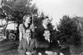 SSU 
Kretsstyrelse i Mölndal, en kvinna och tre män som poserar i naturen. År 1933.