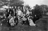 SSU-föreningens ungdomsklubb i Mölndal är på utflykt i Krokslätt, 1930-tal.