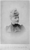 Porträttfotografi av Amalia Precht-Reuter (1871-1956) år 1900. Hon var dotter till mäster Precht-Reuter, sockerbruksmästare vid Korndals bruk, senare anställd vid Carnegies bruk.