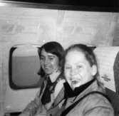 Inga-Lill Lipovsék befinner sig på en charterresa sittandes i ett flygplan, 1970- till 80-tal. Hon bodde på Stretereds vårdhem från två års ålder till vuxen ålder.