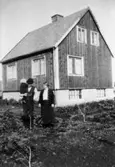 Familjen Hammarin (far med barn på armen samt mor) framför sitt hus på Solhemsgatan 4, 1920. Typograf Oskar Hammarin (1882-1955) och 
hustrun Beda Hammarin (1879-1960) bodde i huset (byggt 1918) till sin död.
