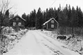 Två hus vid vägen mot Grantjärn, söder om Västra Ingsjön. Hällesåker 1991.
Huset till höger är Grantjärnsvägen 14.