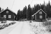 Två hus vid vägen mot Grantjärn, söder om Västra Ingsjön. Hällesåker 1991.
Huset till höger är Grantjärnsvägen 14.