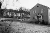 Södra kyrkskolan till vänster, Kyrkskolans lärarebostad till höger, 1991.