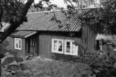 Ett bostadshus (mangårdsbyggnad) med snickeri. Skräppholmen 2:13 i Lindome, 1991.