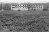 Sagåsens flyktingförläggning. Streteredsskolan skymtas i bakgrunden. Dokumentation av Sagåsens flyktingförläggning, 1992.