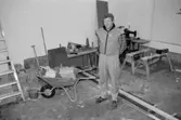 Sven-Åke Svensson (snickare/tekniker) i arbete på Mölndals Museum 1992.