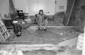 Sven-Åke Svensson (snickare/tekniker) i arbete på Mölndals Museum 1992.