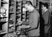 Sortering av värdepost på postkontoret Solna 1, 1965. Från vänster förste postiljon Stig Larsson och överpostiljon Bernt Törnblom.