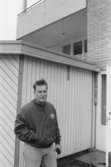 Dokumentation av Sagåsens flyktingförläggning 1992. En man står utomhus framför ett insynsskydd.