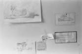 Dokumentation av Sagåsens flyktingförläggning 1992. En vägg med uppsatta dokument på.