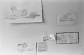 Dokumentation av Sagåsens flyktingförläggning 1992. En vägg med uppsatta dokument på.