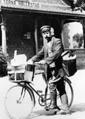 Cyklande lantbrevbärare Per Weberg i Torna-Hällestad, 1920-talet.