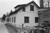 Dokumentation av byggnaden, som tidigare inrymde John Lindström Möbelsnickeri och senare blev hantverksgården Ekebacken. Fotografierna togs 1992.