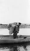 Lantbrevbärare Bengt Georg Olofsson på linjen Lidsjöberg - Sjoutnäset i båt vid Hovde för att ta sig över Sjouten (Lapparnas heliga sjö).