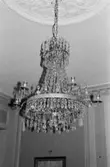 Antikvarisk storstädning på Gunnebo slott 1992.
En kristallkrona som hänger i taket.