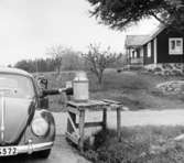 Bilkåkande lantbrevbäraren Cyril Falk på linjen Lönsboda-Hunshult-Björkhult-Lönsboda. Brevlåda i Hunshult får post.

Foto maj 1961.