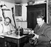 Penningförmedling hemma hos Karl Svensson, Tomaboda. Lantbrevbärare Cyril Falk.