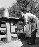 Lantbrevbärare Erik Johansson tömmer brevlådan vid Visätra.