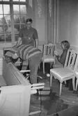 Antikvarisk storstädning på Gunnebo slott 1992. Föremålsansvarig Ulla Hasselqvist, tekniker Alf Garthman samt en kvinna kontrollerar och rengör möbler.