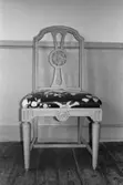 Antikvarisk storstädning på Gunnebo slott 1992. En stol som står utmed en väggpanel.