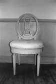 Antikvarisk storstädning på Gunnebo slott 1992. En stol som står vid en väggpanel.