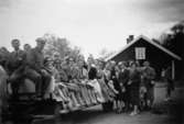 Eisers personal på bussresa till Gränna, våren 1957. Turisthästskjuts/Remmalag på Visingsö.
Remmalag = Man sitter på 