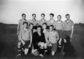 August Werners korplag 1949. Segrare i Kungsbacka-korpen. Stående från vänster: Henry Wolter, Ture Andersson, Gunnar Svensson, Arne Olsson, Stig Larsson och Stig Öhrvall. Knästående från vänster: Helge Andersson, Karl Andersson, Uno Svensson,  Sture Bergqvist och Gustav Olsson.