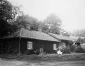 Arbetarbostäder i Anderstorp 1947. T.v. Amanda Johanssons hus och t.h. kusken Anders Börjessons. Han avled strax innan fotograferingen så huset stod öde.