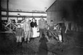 Potatisupptagning borta vid fabriken i Lindome år 1950-51. Familjen Elis Andersson (sonen Rolf andre från vänster), Evert Karlsson och Karl-Erik 