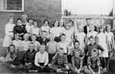 Skolklass fotograferad utomhus 1959-60 vid Centralskolan (nuv. Kyrkskolan).