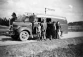 Andra brandbilen för borgarbrandkåren (Dodge köpt 1951) vid järnvägskorsning i Lindome 1951. Bland personerna på bilden är minstingen Bengt Karlsson (f 1949), brodern Rolf och Elis Andersson.