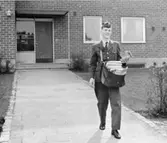 Extrapostiljon B.Å. Ahlkvist  postkontoret Malmö 8, 
beställer post under dagens 2:a brevbäringstur.  Foton 18/4 1962.