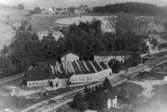 Flygfoto över Forsåkers fabriker vid Grevedämmet i Mölndal, 1930-tal. I bakgrunden ses Stensjön och Stensjöhill. Fabriksbyggnaden kallades tidigare för Bettyholm och Carlsfors fabriker.