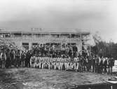 Byggnadsarbetare utanför Nya spinneriet på Anderstorps fabrik, Nya spinneriet under uppbyggad, 1904-1906.