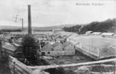 Ett vykort med utsikt över Krokslätts fabriker och angränsande område, cirka 1908.
Vykortet är avsänt 1908.