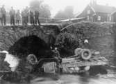Trafikolycka vid gamla landsvägsbron. Lastbil genom broräcket ned i ån, 1920.