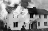 Borgarbrandkåren övar att släcka brand på Bergmans affär i Annestorp.
