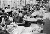 Sömmerskor arbetar i sömnadssalen på fabriken Eiser, 1950. Eiser ingick i bolaget Sveriges Förenade Trikåfabriker Avd. G. Kallades Stora Götafors i folkmun.

Bilden är hämtad ur boken 