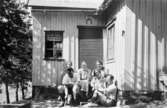 Liten släktträff utanför huset, 1932. Med på bild: Sonja, Augusta, Singhild och Arnold.